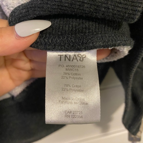 Aritzia TNA Zipped Hoodie - Picture 5 of 6